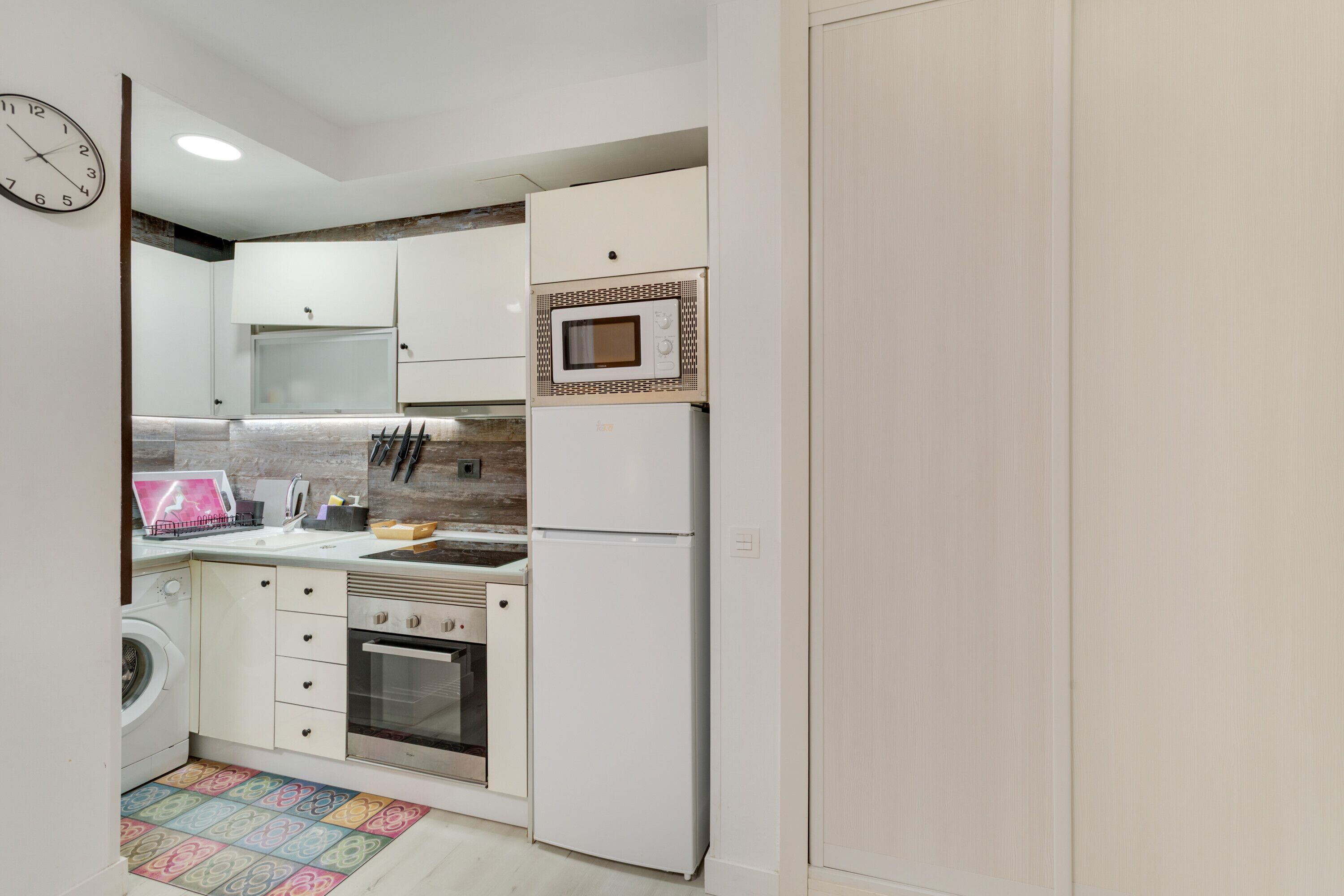 Een koelkast, een magnetron, een kookplaat