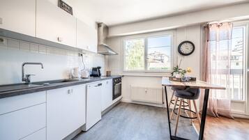 Køleskab, mikrobølgeovn, ovn, kogeplade