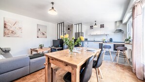 Een moderne woonruimte met een eethoek, keuken en zithoek.
