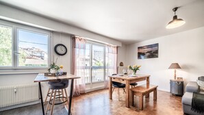 Een moderne keuken met houten aanrecht, een eettafel en een inbouwoven.