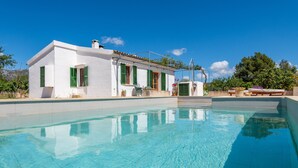 A white building with green shutters, a swimming pool, and outdoor furniture. - Rural House 'Faustina' with Private Pool, Private Terrace, and Wi-Fi (Selva)