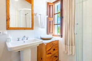 Dusj, hårføner og håndklær