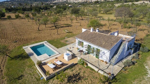 A house with a swimming pool, outdoor seating, and a view of the countryside. - Rural House 'Faustina' with Private Pool, Private Terrace, and Wi-Fi (Selva)