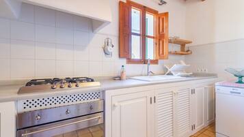 Jääkaappi, uuni, liesi, astianpesukone