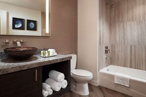Sèche-cheveux, bidet, serviettes fournies, savon