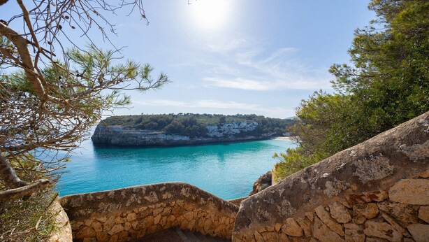 A stone staircase leading to a coastal view with a clear sky. - Holiday Home 'Casa Noa' with Private Pool, Wi-Fi and Air Conditioning (Romàntica)