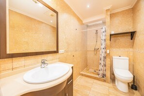 Suihku, hiustenkuivaaja, pyyhkeet