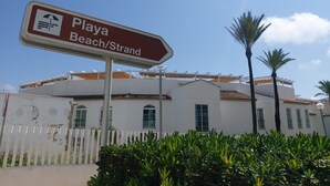Indicador amb la inscripció 'Playa Beach/Strand'.