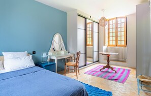 6 bedrooms, iron/ironing board, free WiFi, bed sheets