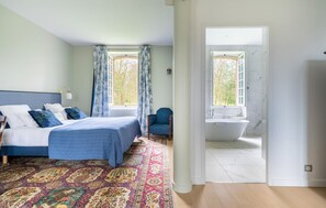 6 bedrooms, iron/ironing board, free WiFi, bed sheets