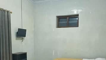 Standard Room, 1 Queen Bed | 1 bedroom, iron/ironing board, free WiFi