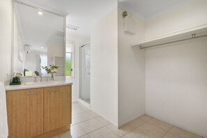 Een douche, een haardroger, handdoeken, zeep