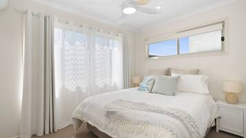 3 sovrum, skrivbord, strykjärn/strykbräda och resesäng