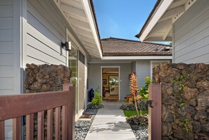 Exterior detail - Luxury Golf Front Home with Pool & Spa - AS SEEN ON STAYCATION ON DESTINATION TV (Kailua-Kona)