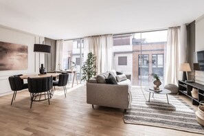 TV - Sol - 1 bedroom, shared pool in Ciudad Jardín (Madrid)