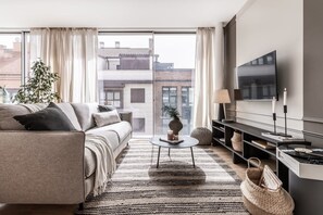 TV - Sol - 1 bedroom, shared pool in Ciudad Jardín (Madrid)