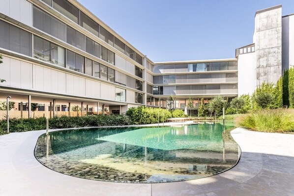 Pool - Sol - 1 bedroom, shared pool in Ciudad Jardín (Madrid)