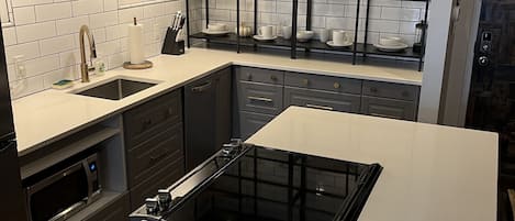 Réfrigérateur, micro-ondes, four, plaque de cuisson