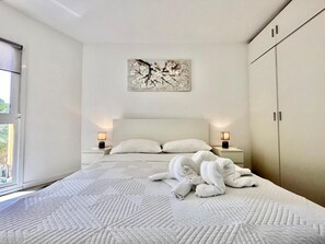 1 dormitorio, tabla de planchar con plancha, wifi y ropa de cama