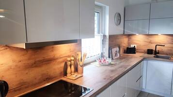 Fridge, oven, stovetop, dishwasher