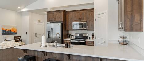 Kylskåp, mikrovågsugn, ugn och spishäll