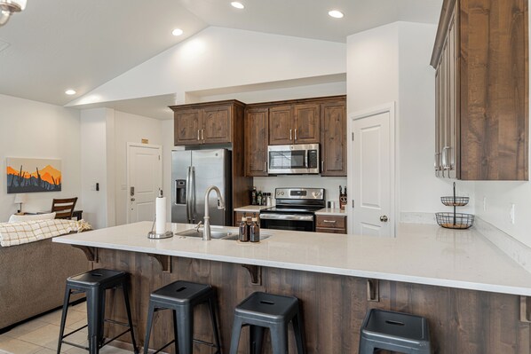 冰箱、微波炉、烤箱、炉灶