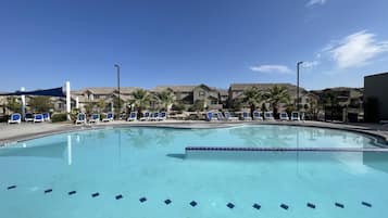 Piscina all'aperto, una piscina riscaldata