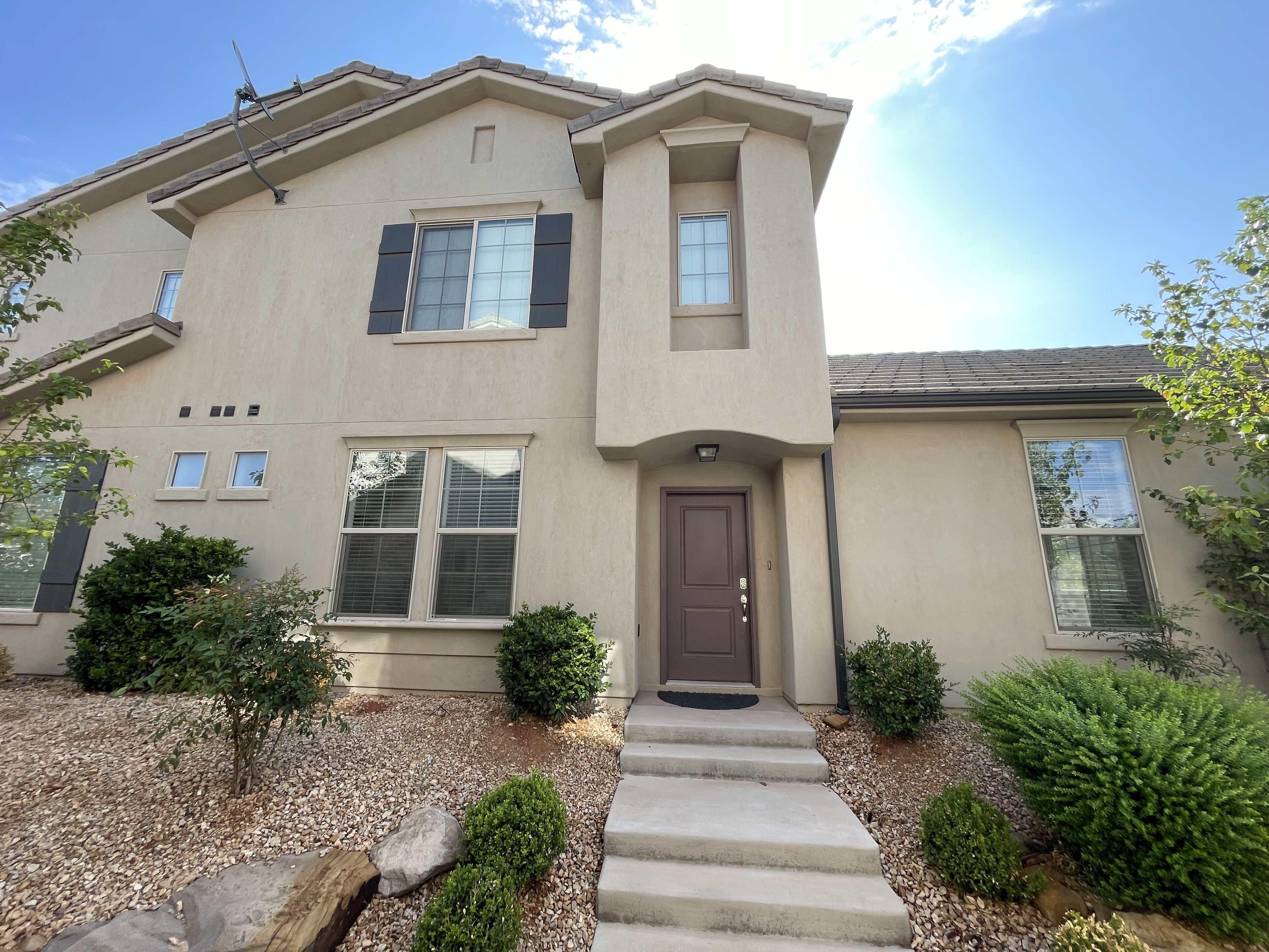 Newly Renovated Townhome. Pet Friendly! 