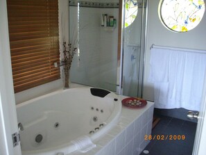 Baignoire à remous, séchoir à cheveux, serviettes fournies, savon