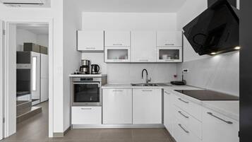 Een koelkast, een oven, een vaatwasser, een koffiezetapparaat/waterkoker