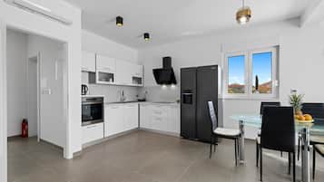 Een koelkast, een oven, een vaatwasser, een koffiezetapparaat/waterkoker