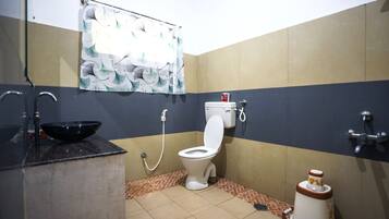 Un baño con inodoro, bidé y lavabo.