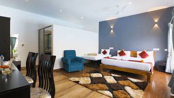 Zimmersafe, Schreibtisch, kostenloses WLAN, Bettwäsche