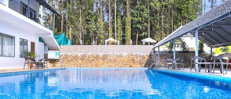 2 outdoor pools