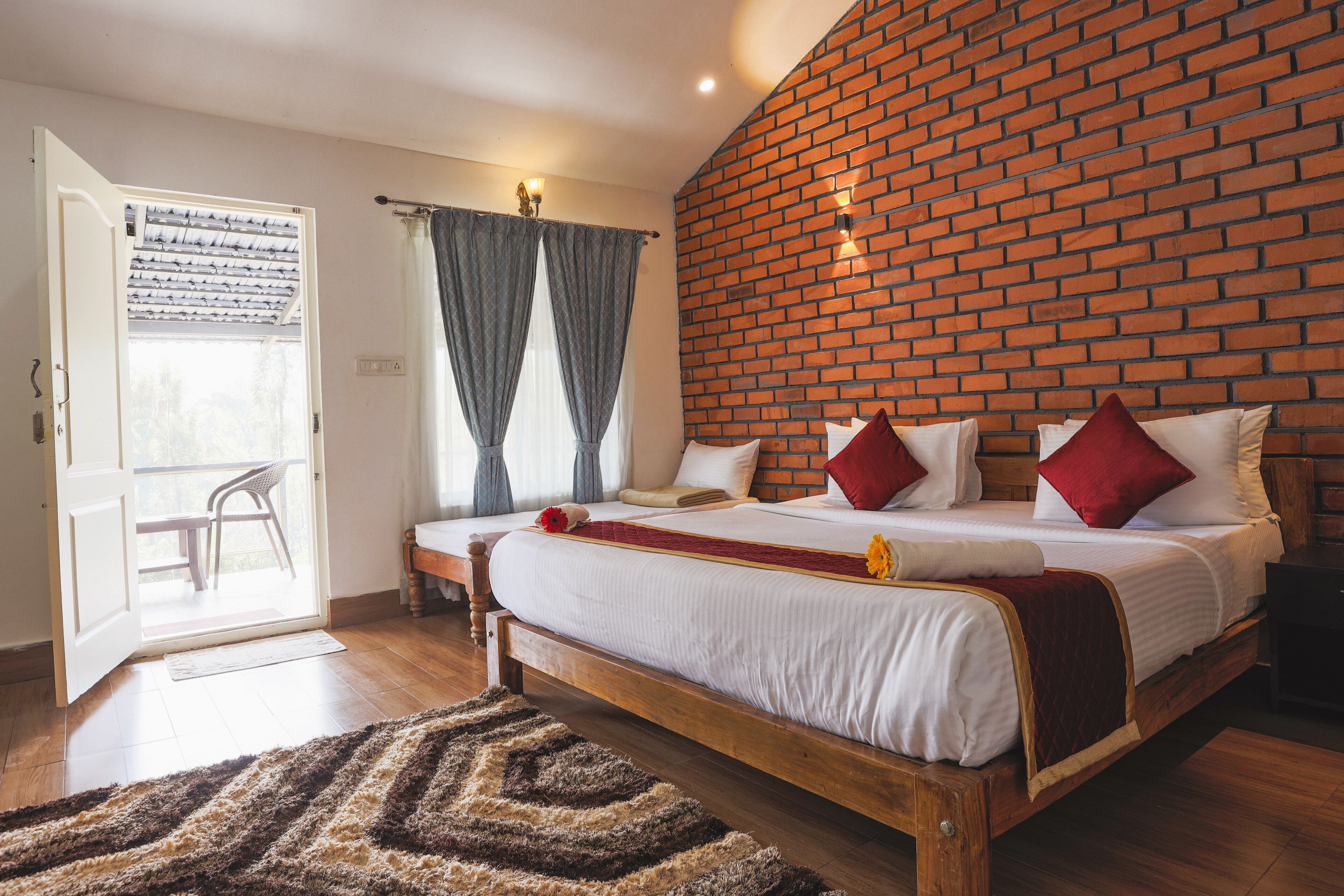 Deluxe room with balcony | In-room safe, desk, free WiFi, bed sheets