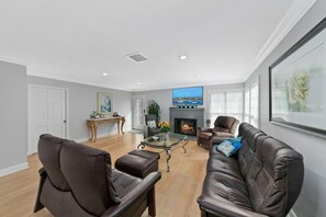 Kamin, Bücher, Stereoanlage