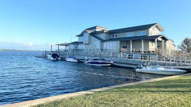 A waterfront property with a dock and several boats. - Amazing 3 BR Home | 5 mins to DT | Pet Friendly (New Bern)