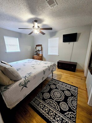 2 bedrooms, iron/ironing board, free WiFi, bed sheets - Hot tub - Firepit  - Nature Dock (Karnack)