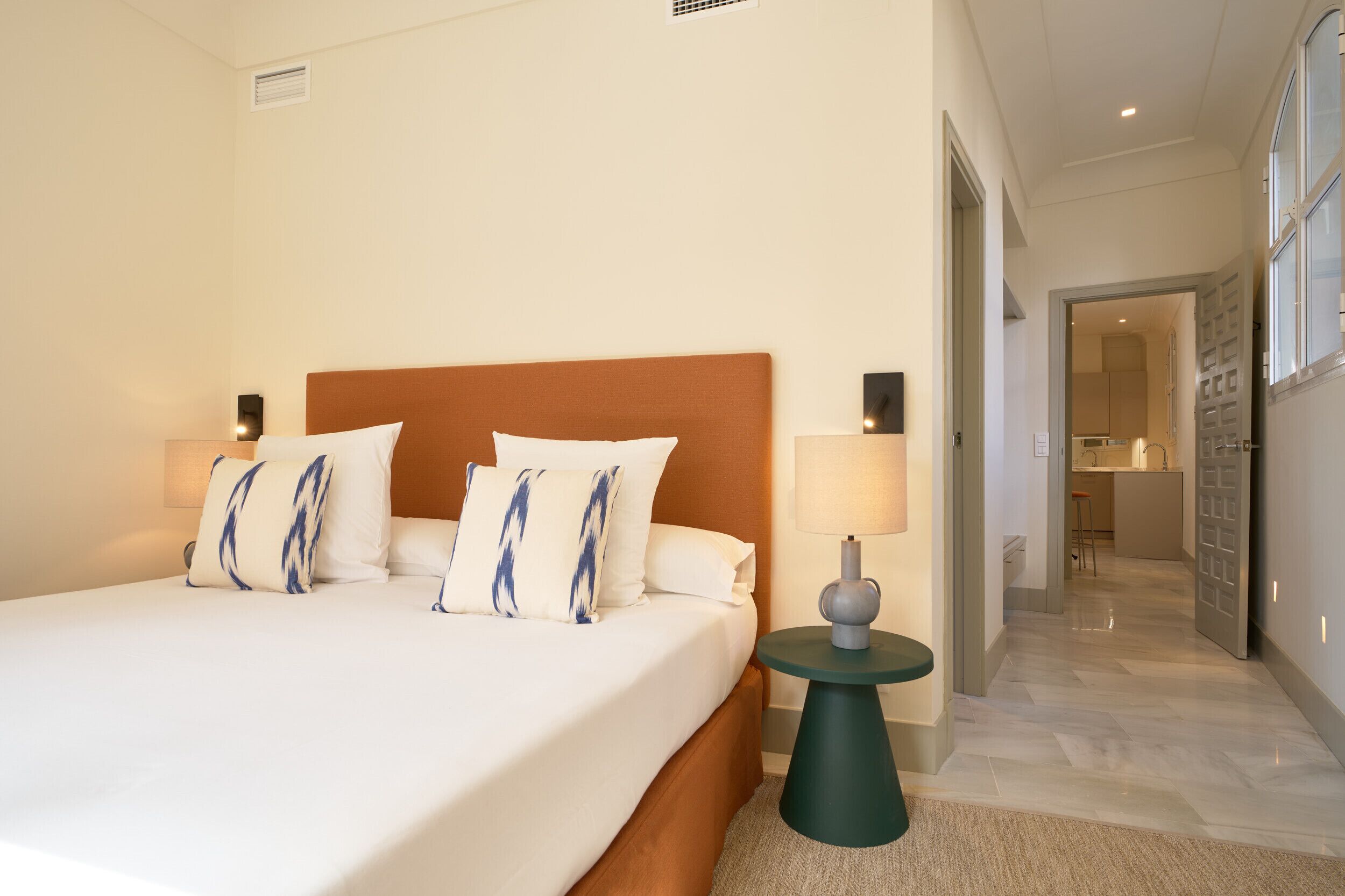 3 slaapkamers, een strijkplank/strijkijzer, internet, beddengoed