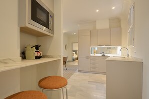 Fridge, microwave, oven, dishwasher - Elegant and bright apartment with 3 bedrooms and a large terrace (Sevilla)