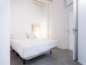2 bedrooms, desk, iron/ironing board, Internet - Modern and charming pied a terre in the centre of Seville, with communal terrace (Sevilla)