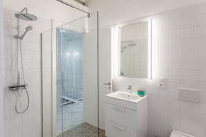 Regadera, secadora de cabello, toallas, jabón 