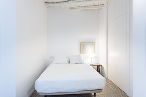 2 bedrooms, desk, iron/ironing board, travel crib - Central apartment for 3 with a terrace (Sevilla)