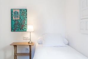 2 slaapkamers, een bureau, een strijkplank/strijkijzer, reisbedje