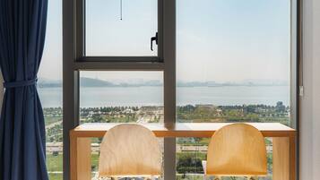 Deluxe Family Twin (Ocean View) | Escrivaninha, espaço de trabalho para notebook, cortinas blackout