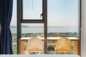 Deluxe maisonnette | Een bureau, een laptopwerkplek, verduisterende gordijnen