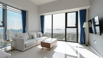 Family Suite Room (Ocean View) | Khu phòng khách | Smart TV, Netflix, sàn nhà có sưởi, dịch vụ stream