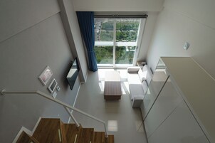 Escritorio, espacio para trabajar con laptop y cortinas blackout 