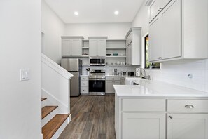 Fridge, microwave, oven, stovetop - Edge of Main 5- Vineyard Views! (Fredericksburg)