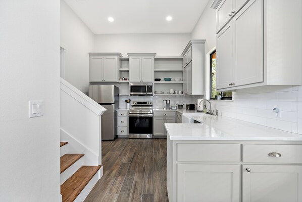 Fridge, microwave, oven, stovetop - Edge of Main 5- Vineyard Views! (Fredericksburg)